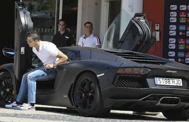 Cristian Ronaldo si bolidul sau, un astfel de model il gasiti pe site-urile auto din tara cu 340.000 de euro