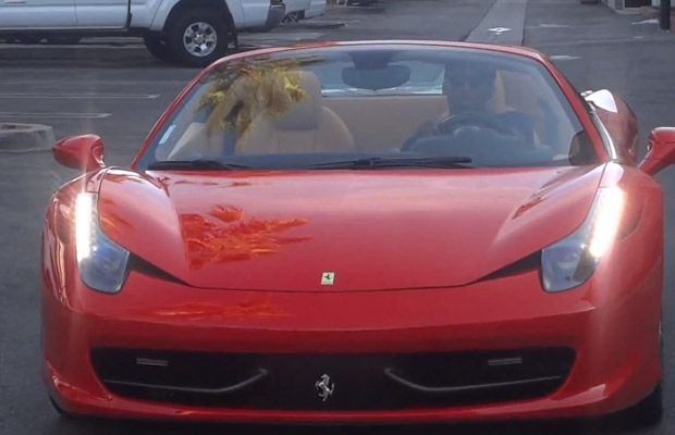 Unul dintre cei mai buni jucatori de baschet din lume conduce, Kobe Bryant, un 458 Italia