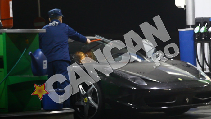 Victoras Micula si bolidul sau intr-o benzinarie