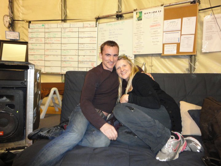 Acrobatul alaturi de Debra Brown