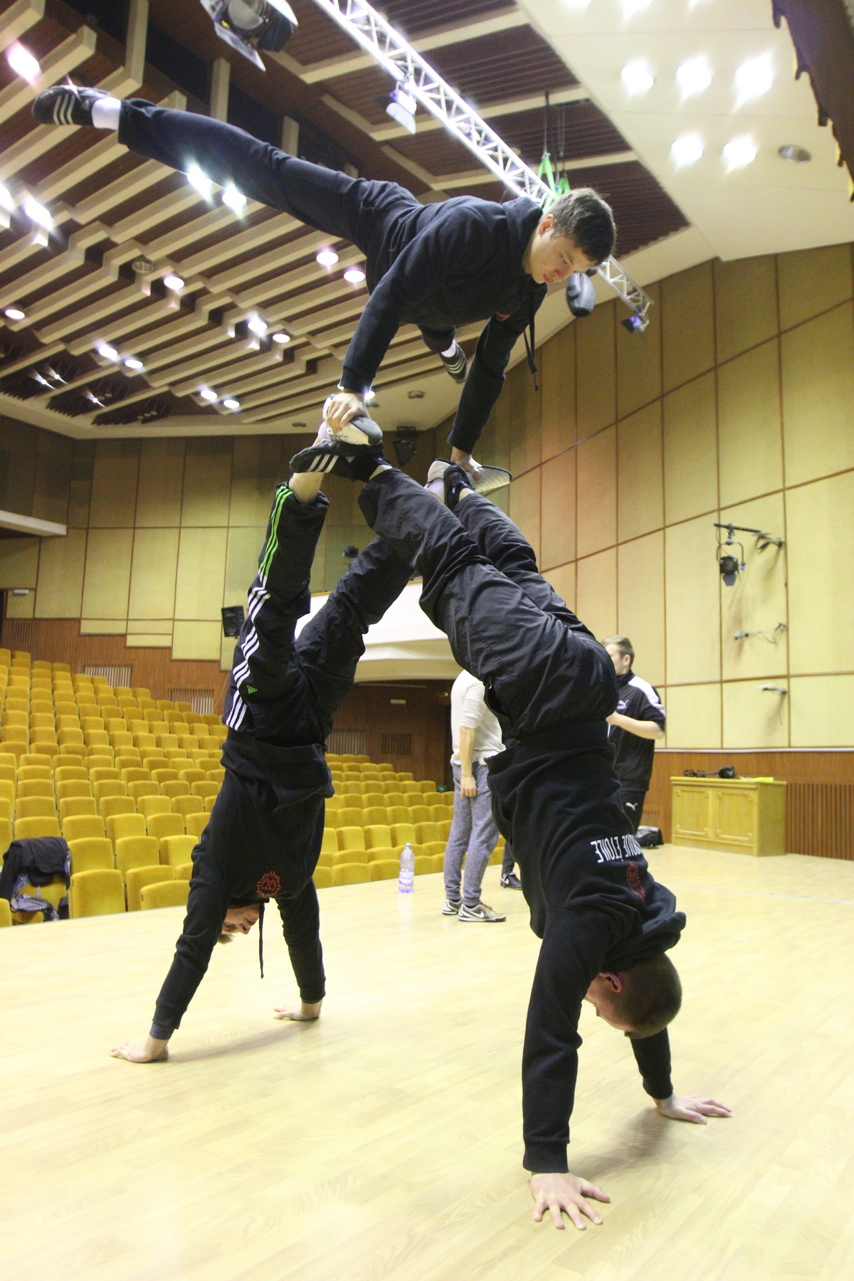 Acrobatii din Berceni se antreneaza sase zile pe saptamana