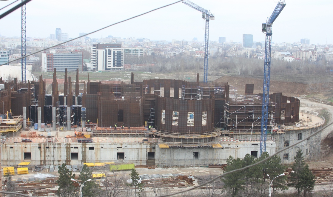 Zeci de muncitoru roboteau luni ca Catedrala Neamului