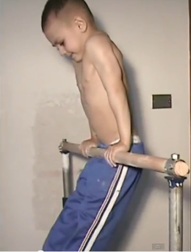 Claudio a fost pus sa faca un exercitiu la bara