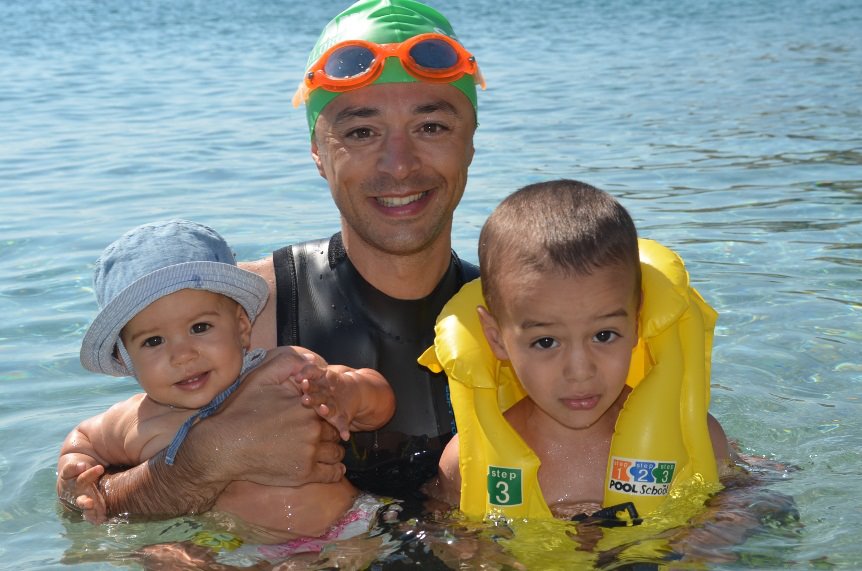 Andrei alaturi de cei mai infocati fani ai sai, Alex (sase ani) si Ema (trei ani)