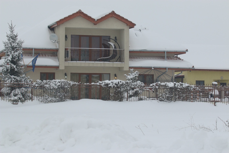 La casa pilotului din Otopeni luminile stau in permanenta aprinse