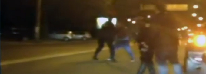 Colegii agentului au privit impasibili bataia