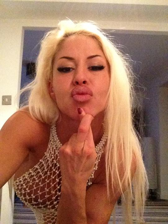 Fosta starleta porno da un nou inteles pozelor de tip selfie