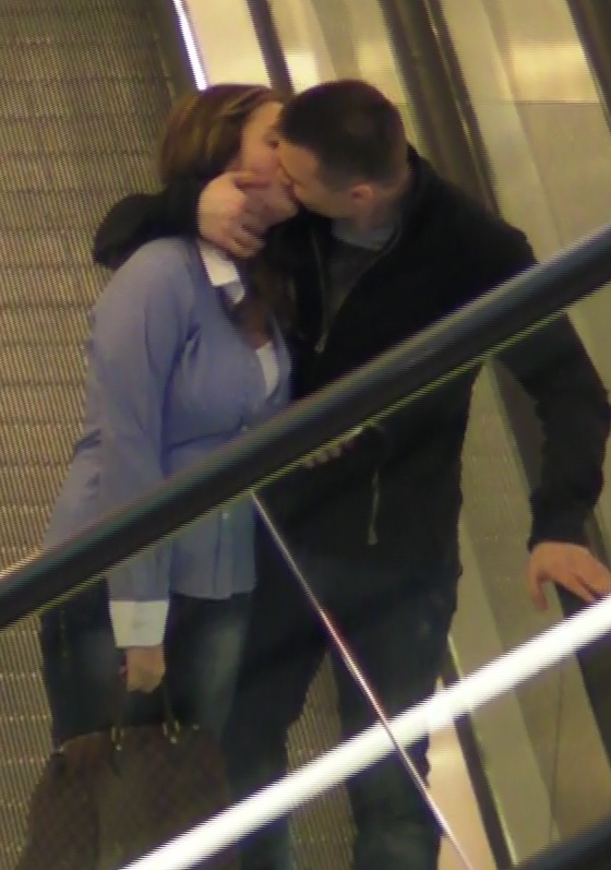 S-au sarutat cu patima la mall