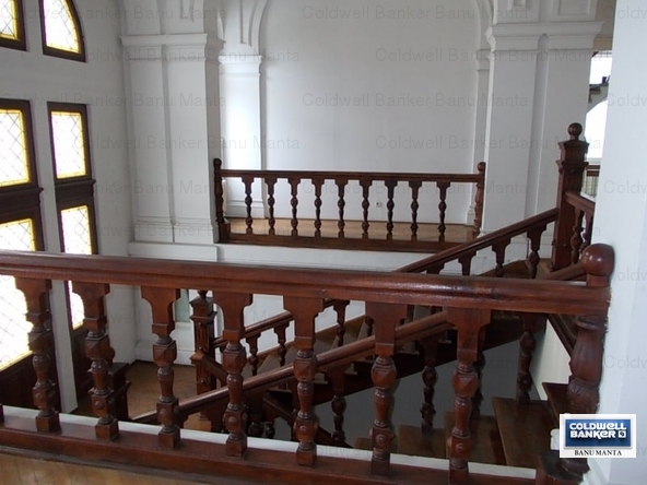 Interiorul vilei din zona centrala este in mare parte facut din lemn masiv