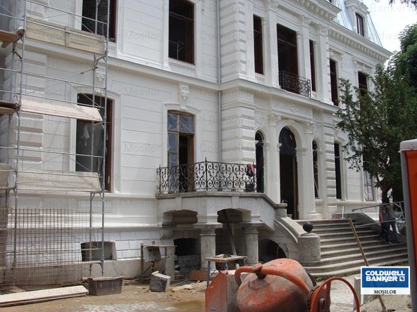 Cele mai scumpe imobile se afla in zona centrala a orasului. Exemplu este aceasta vila impunatoare din zona Romana care este vanduta cu sapte milioane de euro