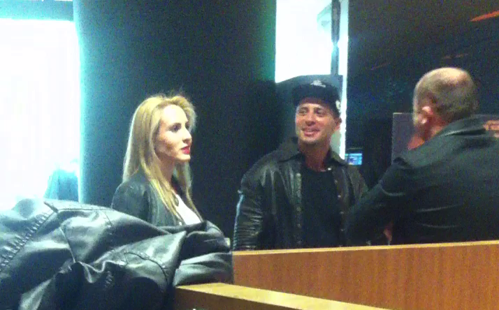 Blonda cu buze rosii l-a vrajit pe Joe