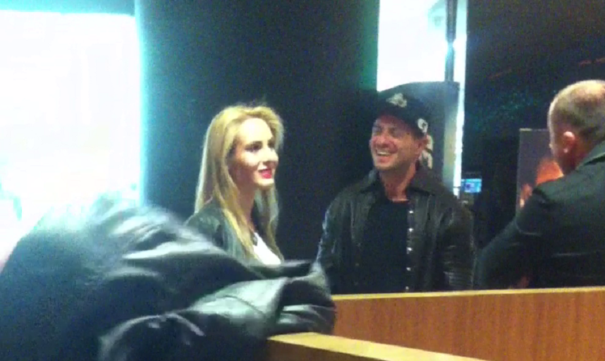 A ras cu pofta in prezenta blondei