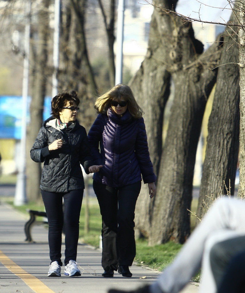 Cristiana Copos gesticuleaza in timp ce-i povesteste ceva prietenei sale