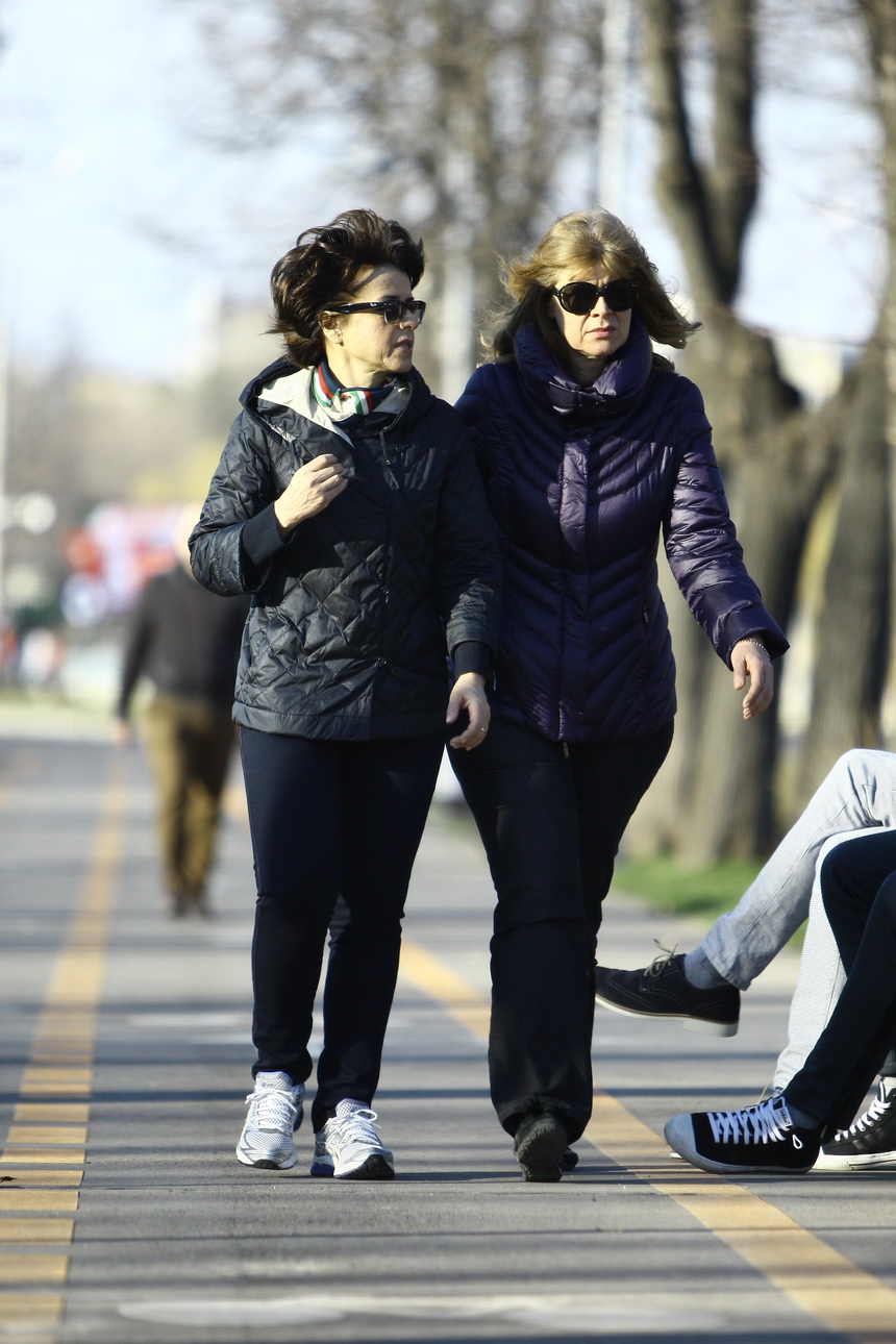 Si-a ascuns chipul sub o pereche de ochelari de soare