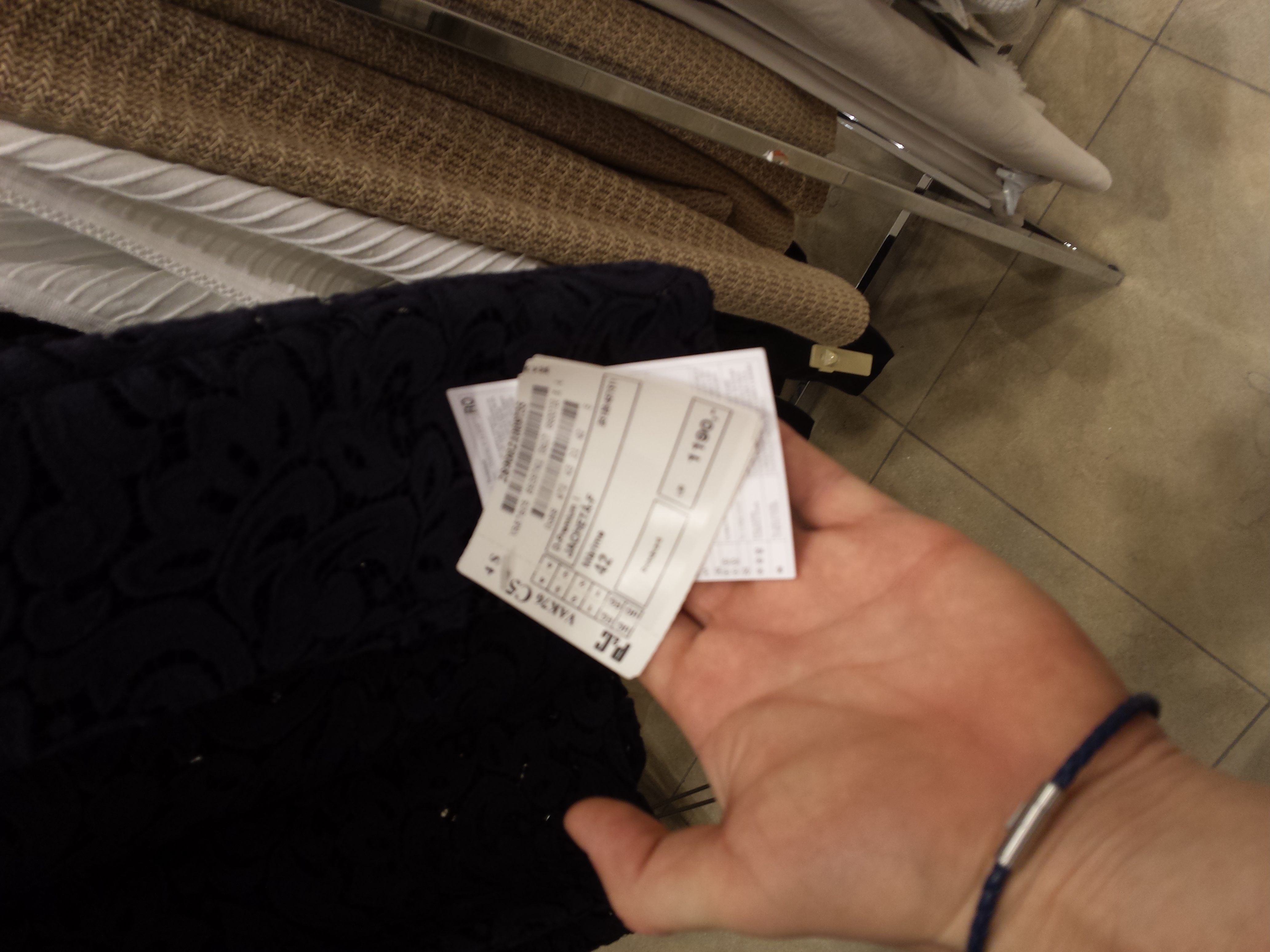 Jacheta bleumarin pe care a pus ochii Ecaterina Andronescu costa aproape 1.200 de lei