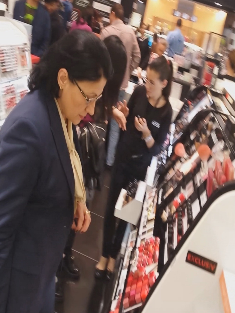 Ecaterina Andronescu pare ca s-a pierdut printre atatea rujuri