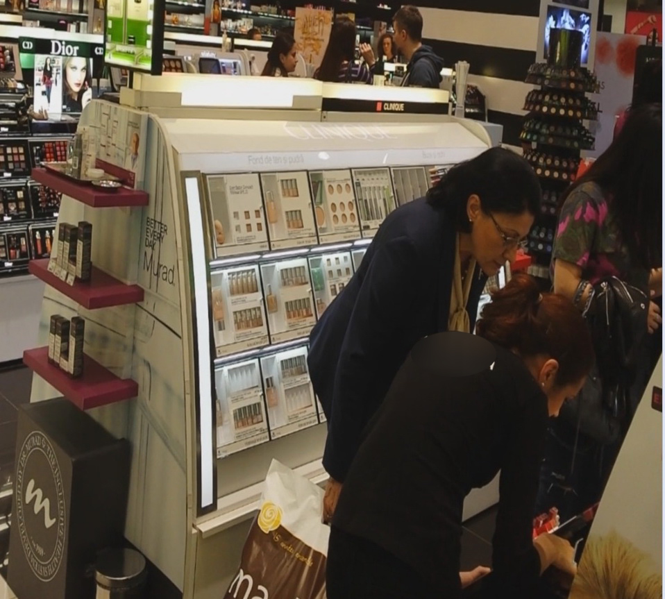 O vanzatoare se ofera sa-i dea o mana de ajutor