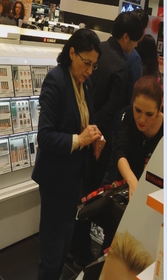 Senatoarea isi sterge cu o discheta demachianta rujul de pe mana