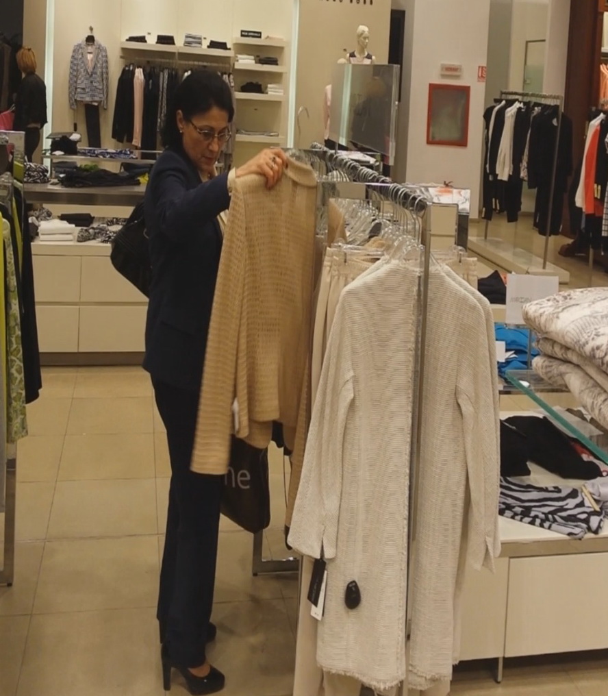 Fostul ministru al Educatiei pune ochii pe o jacheta crem, pe care o studiaza cu atentie