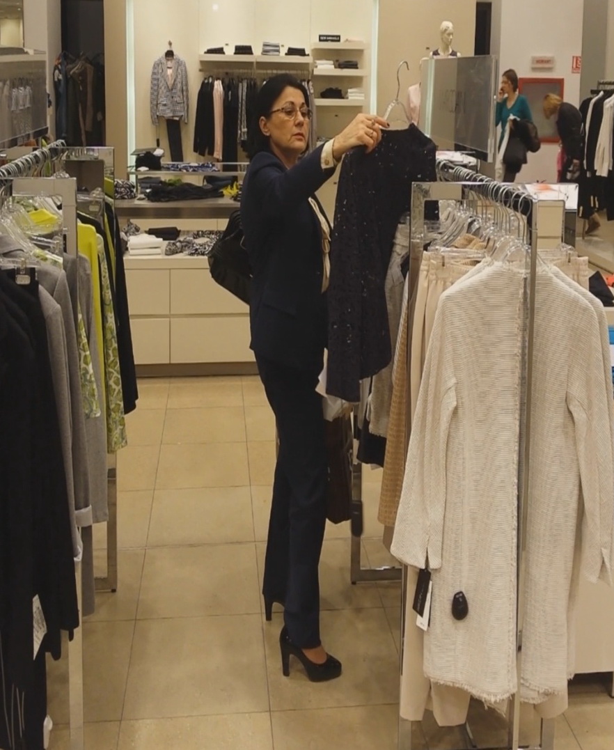 Pe langa jacheta crem, i-a placut si una bleumarin