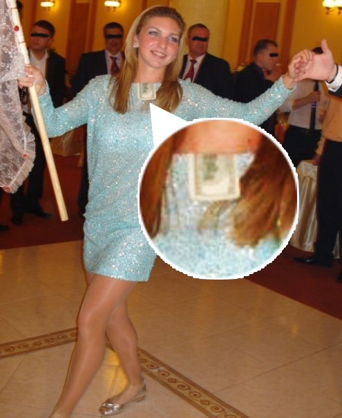 Simona, cel mai probabil la o nunta, in urma cu patru ani