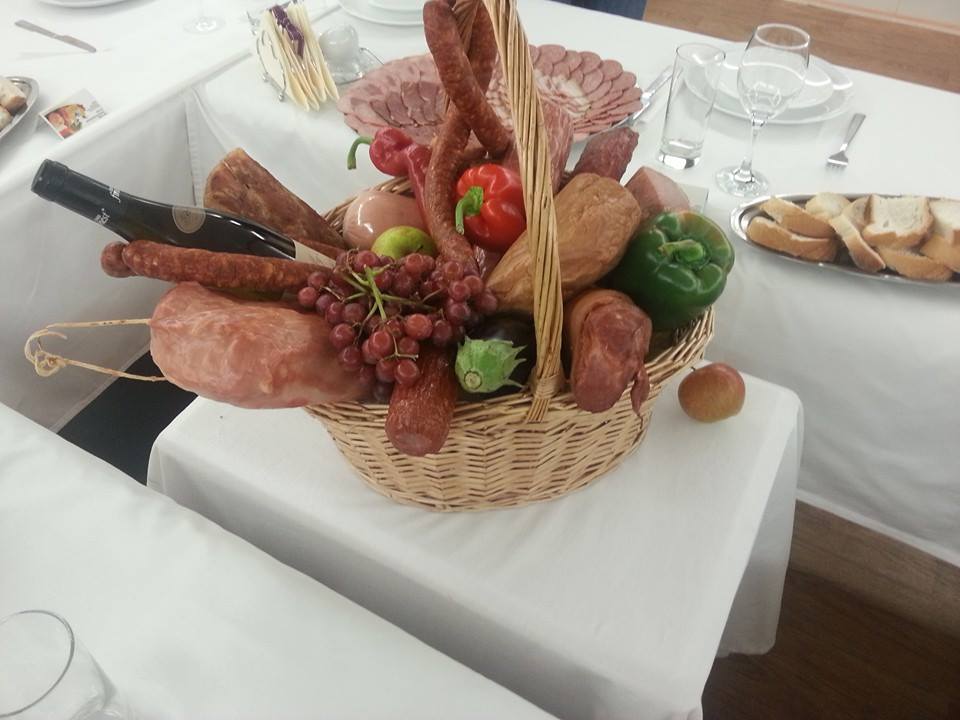 Romanul a deschis si o fabrica de facut mezeluri romanesti in Anglia. Printre preparate se numara si micii romanesti