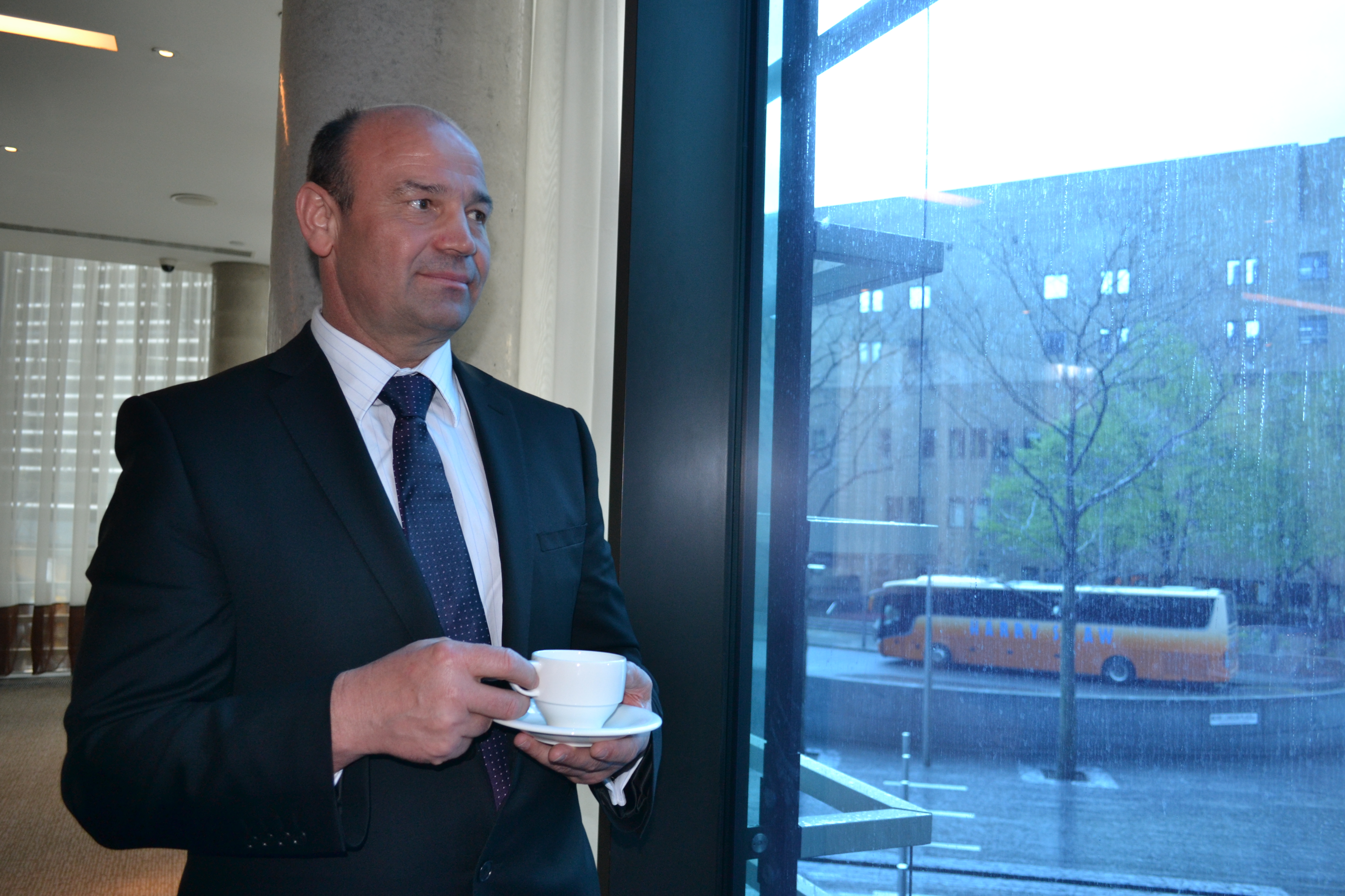 Omul de afaceri ne-a spus ca primele cuvinte in engleza le-a invatat in avion