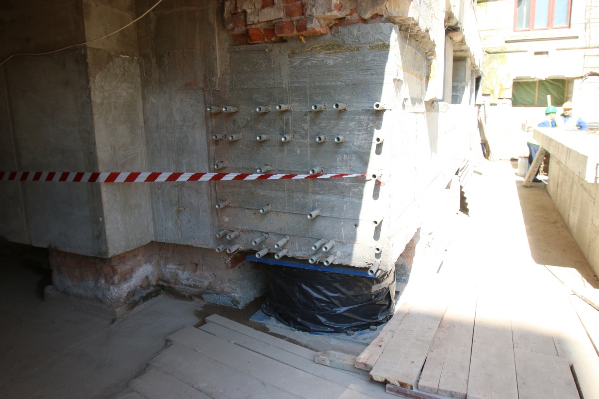 In ineteriorul fundatiei au fost montate 36 de amotizoare si 260 de izolatori