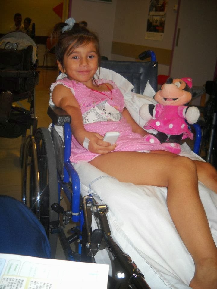 Kassandra a fost in Franta pentru noi investigatii medicale. Fetitei i se va monta o noua proteza la piciorul stang