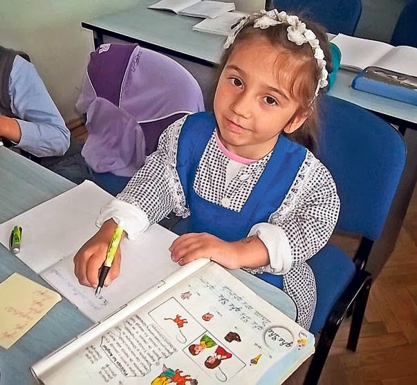 La scoala, fetita tine pasul cu ceilalti colegi