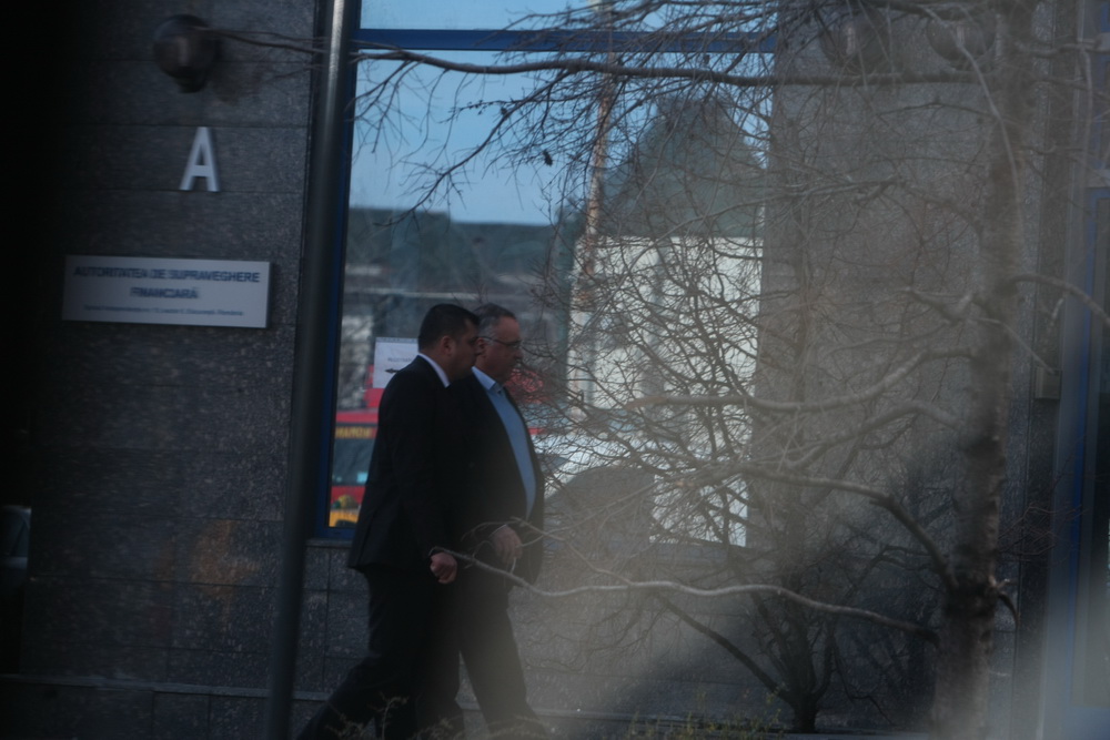 Adamescu si garda sa de corp se indreapta impreuna spre sediul ASF