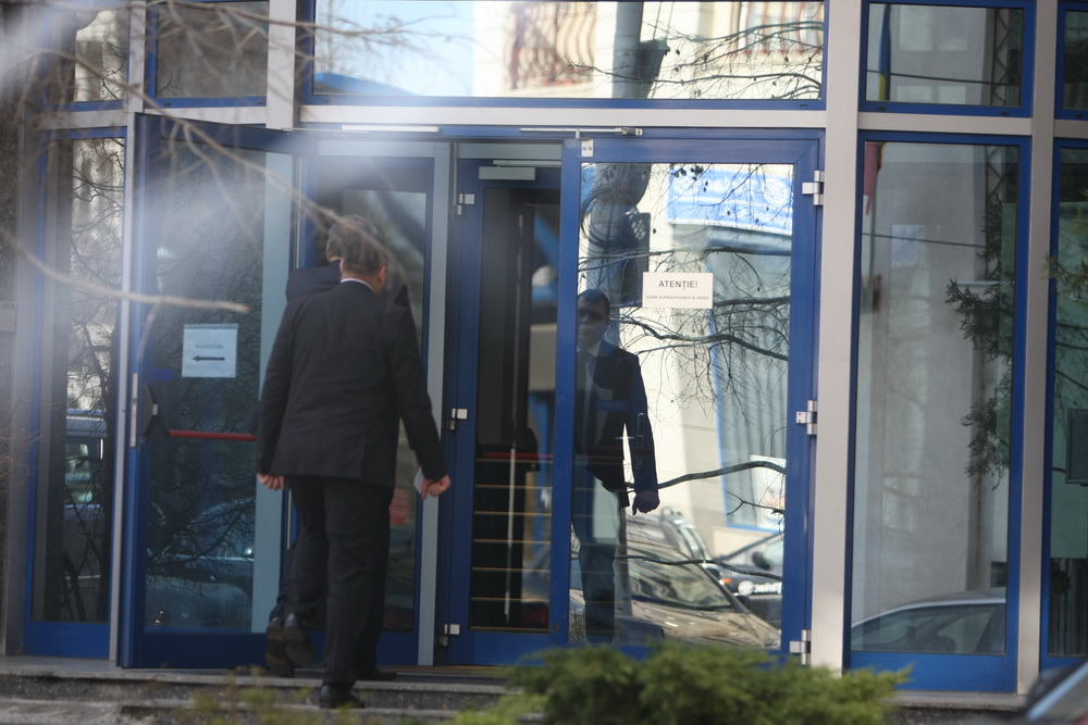 Bodyguardul merge cu doar un pas in spatele sefului sau