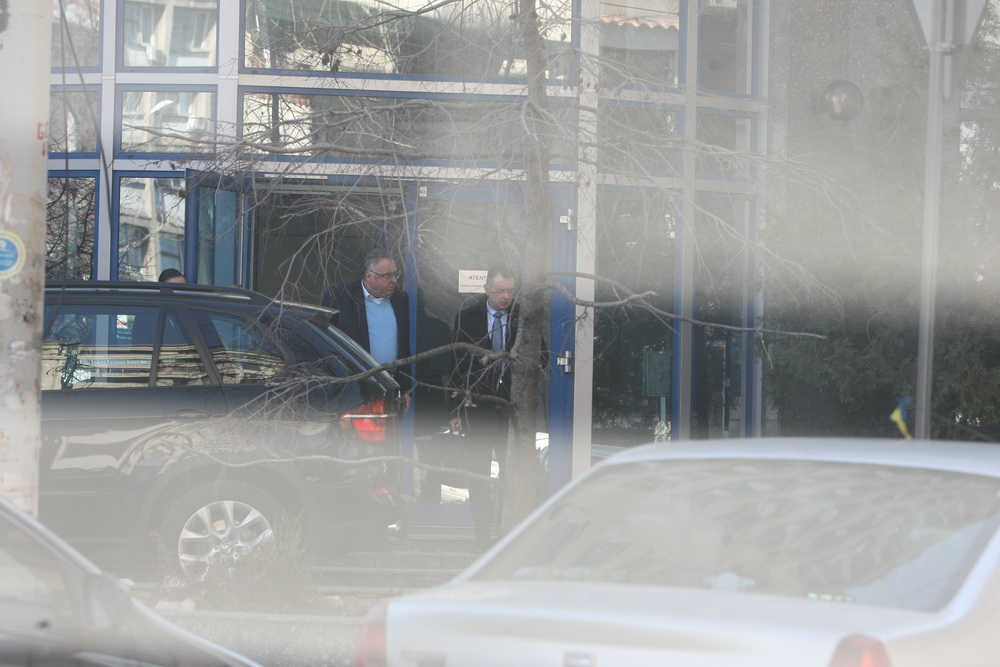 Patronul de la Astra iese din cladire impreuna cu avocatul sau