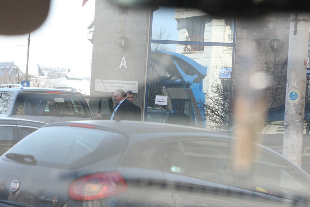 Angajatul lui Adamescu ii deschide acestuia portiera de la masina