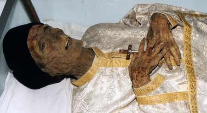 La moastele lui Ilie Lacatusu vin sute de oameni