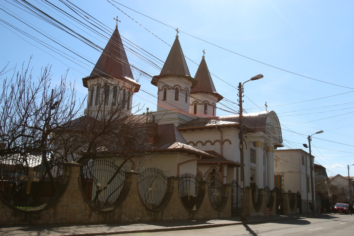 La biserica Podeanu vin in special tinerii sa se roage
