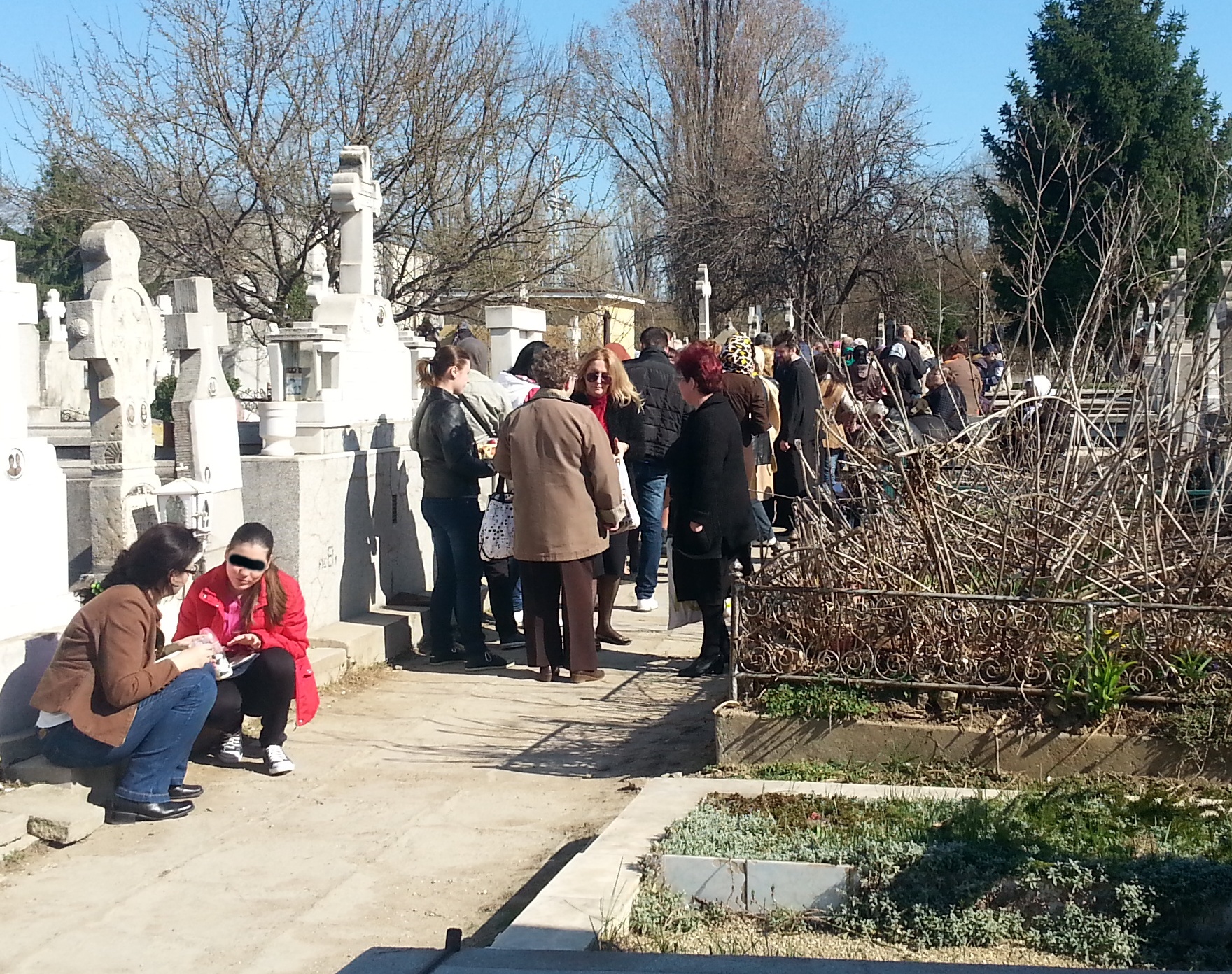Joi la cavoul lui Ilie Lacatusu era o coada de peste o suta de persoane