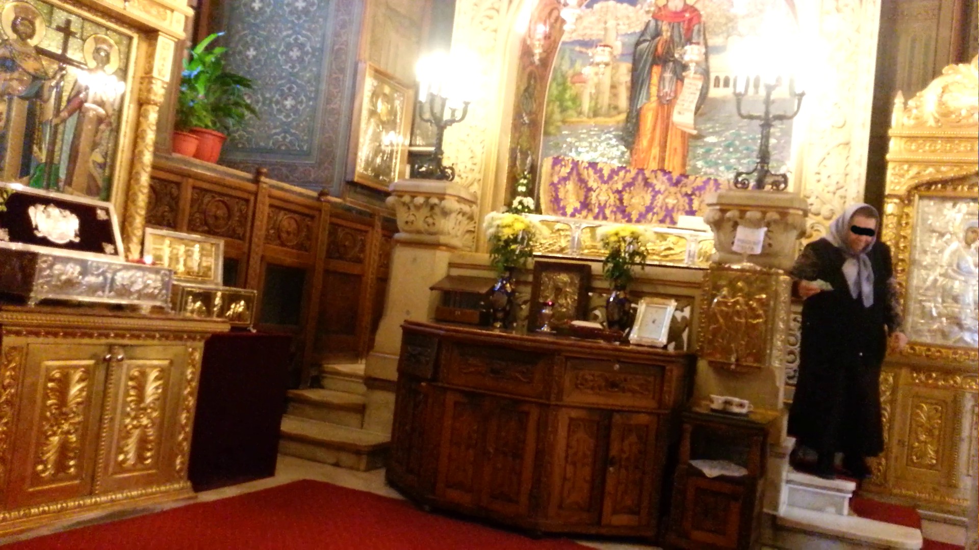 La Patriarhie vin zeci de credicnciosi zilnic pentru a se ruga la moastele Sfinte