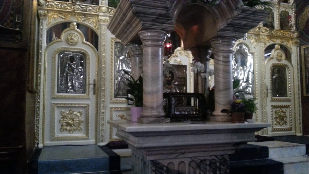 La biserica Podeanu vin mai ales tinerii pentru a se ruga la moastele protectorului casatoriei