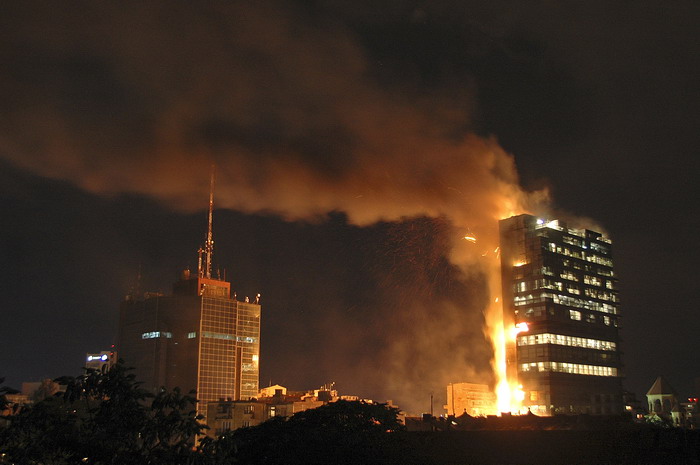 Zeci de masini de pompieri au intervenit atunci sa stinga focul