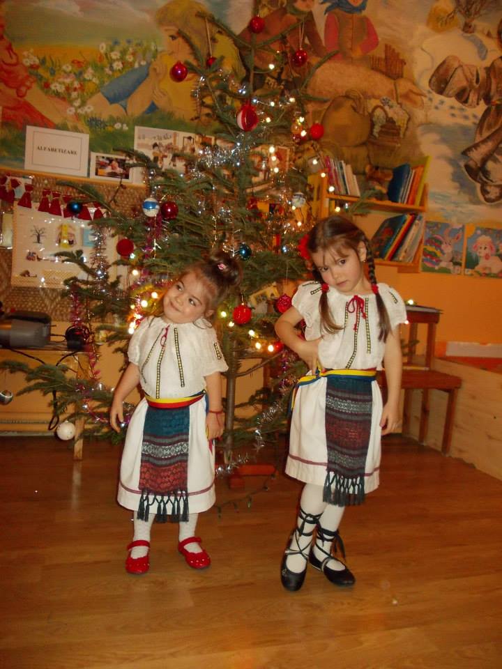 Rebeca si Anastasia, la petrecerea de Craciun