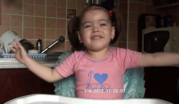 Anastasia, la doi ani si 10 luni, cand abia invatase Luceafarul