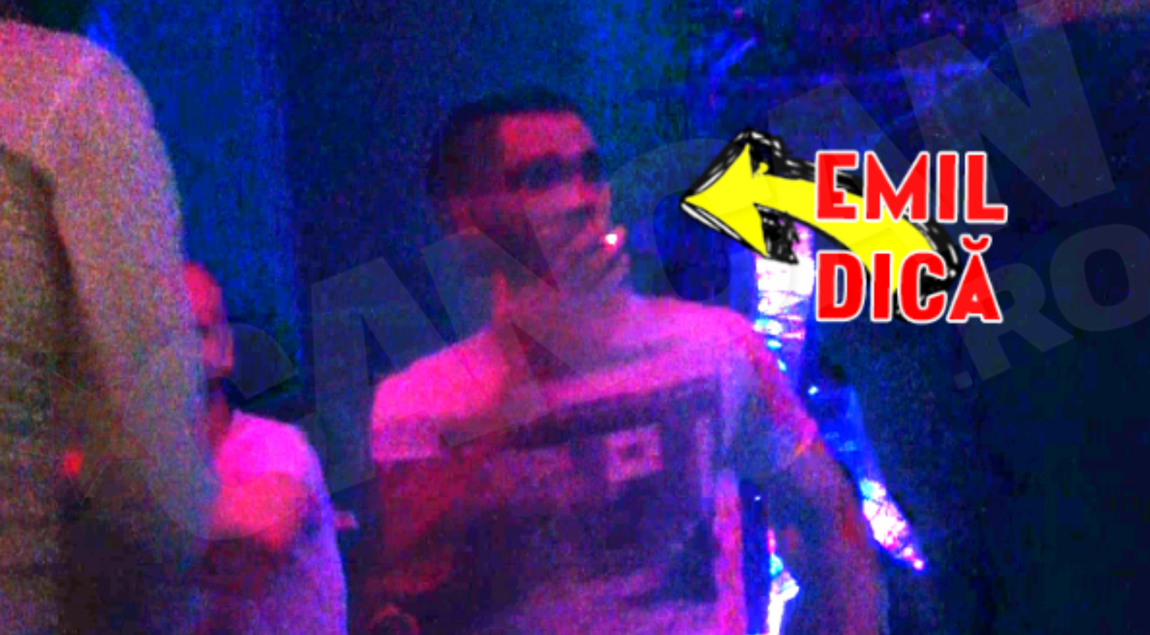 Emil Dica trage cu sete dintr-o tigara