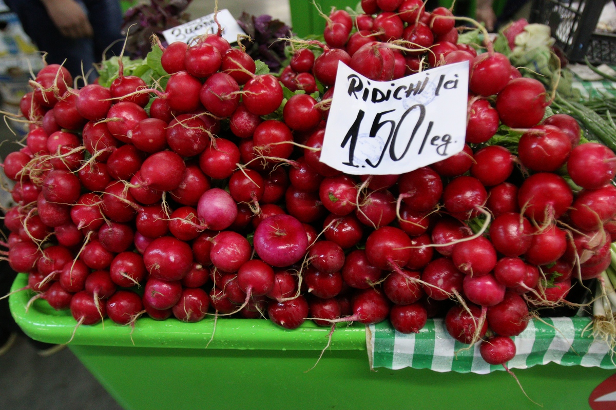 O legatura de ridichii costa intre un leu si doo lei in Piata Progresul