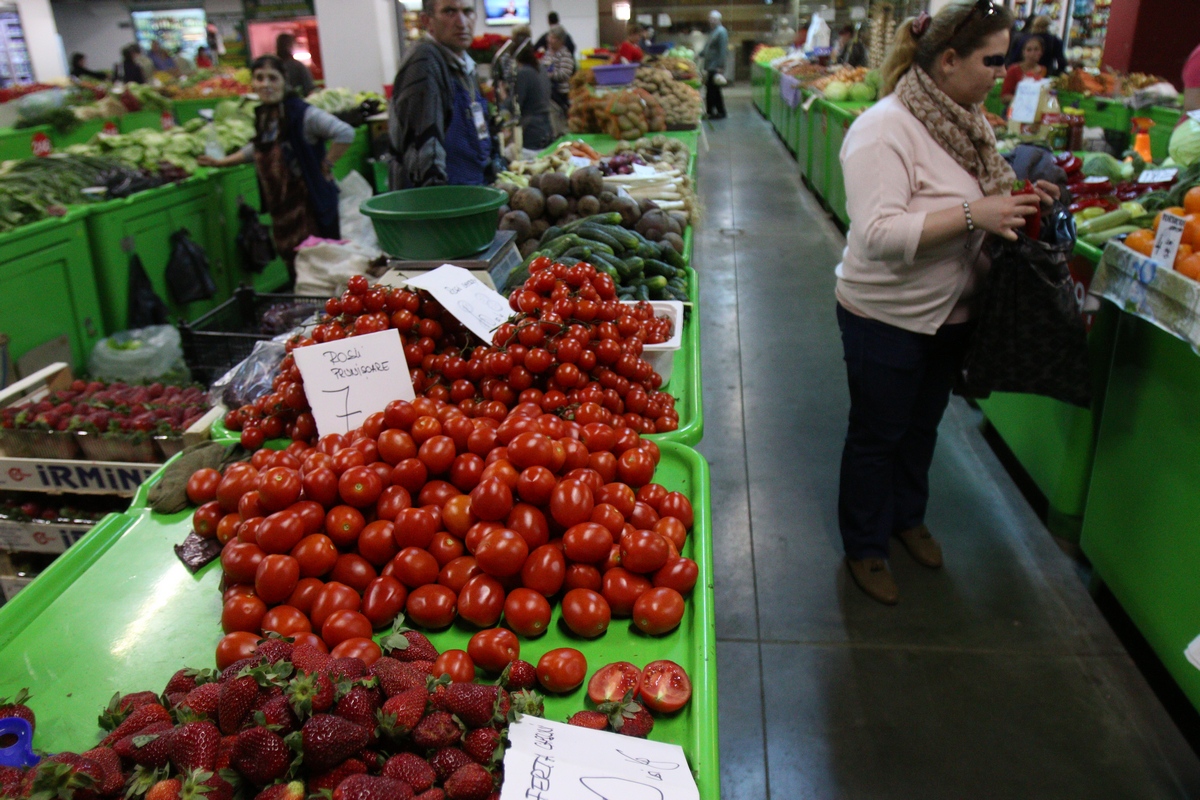 Rosiile costa intre sapte si opt lei in piata din Sectorul 4