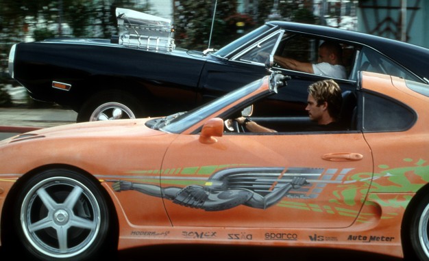 Paul Walker, in o Toyota Supra, intr-o cursa cu Vin Diesel in primul film din franciza Fast & Furious