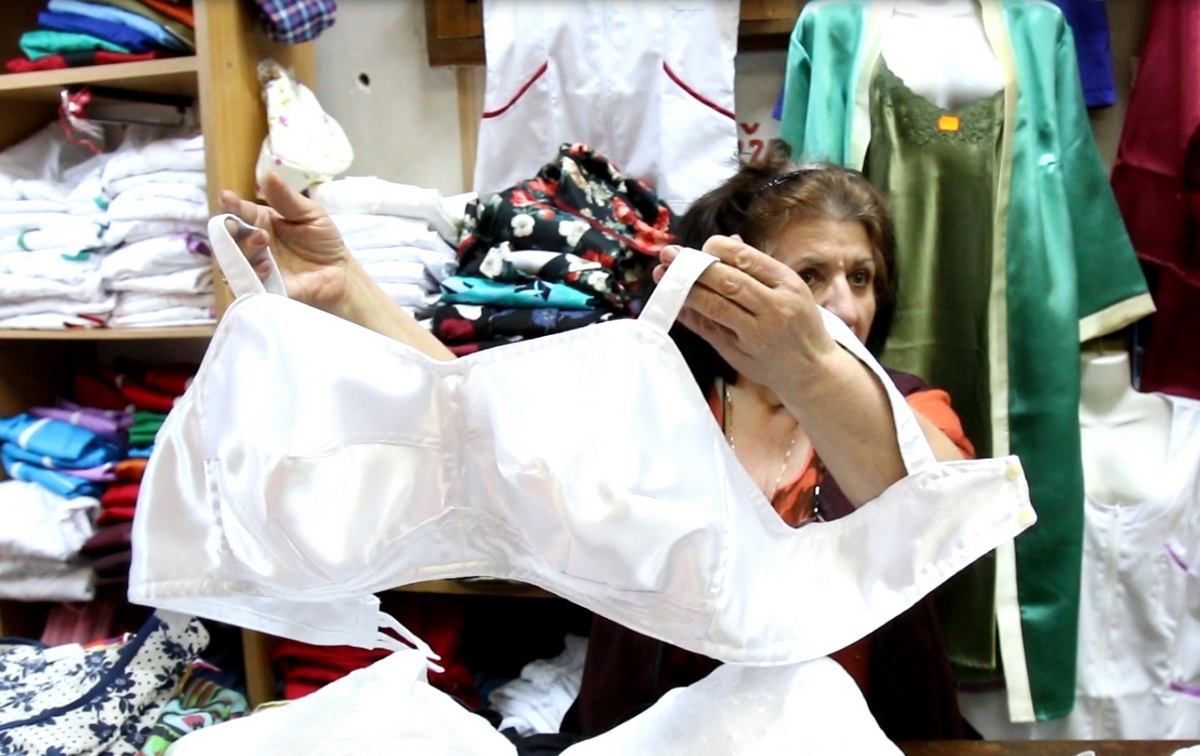 Femeia ne arata un sutien lucrat manual de ea