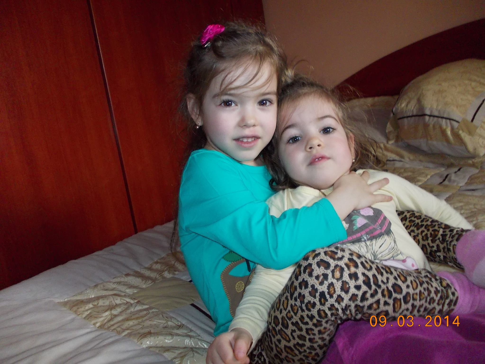 Surorile Anastasia si Rebeca se inteleg foarte bine