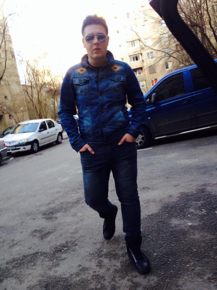 Cristi mergea pe bicicleta infasurat in folie de alimente