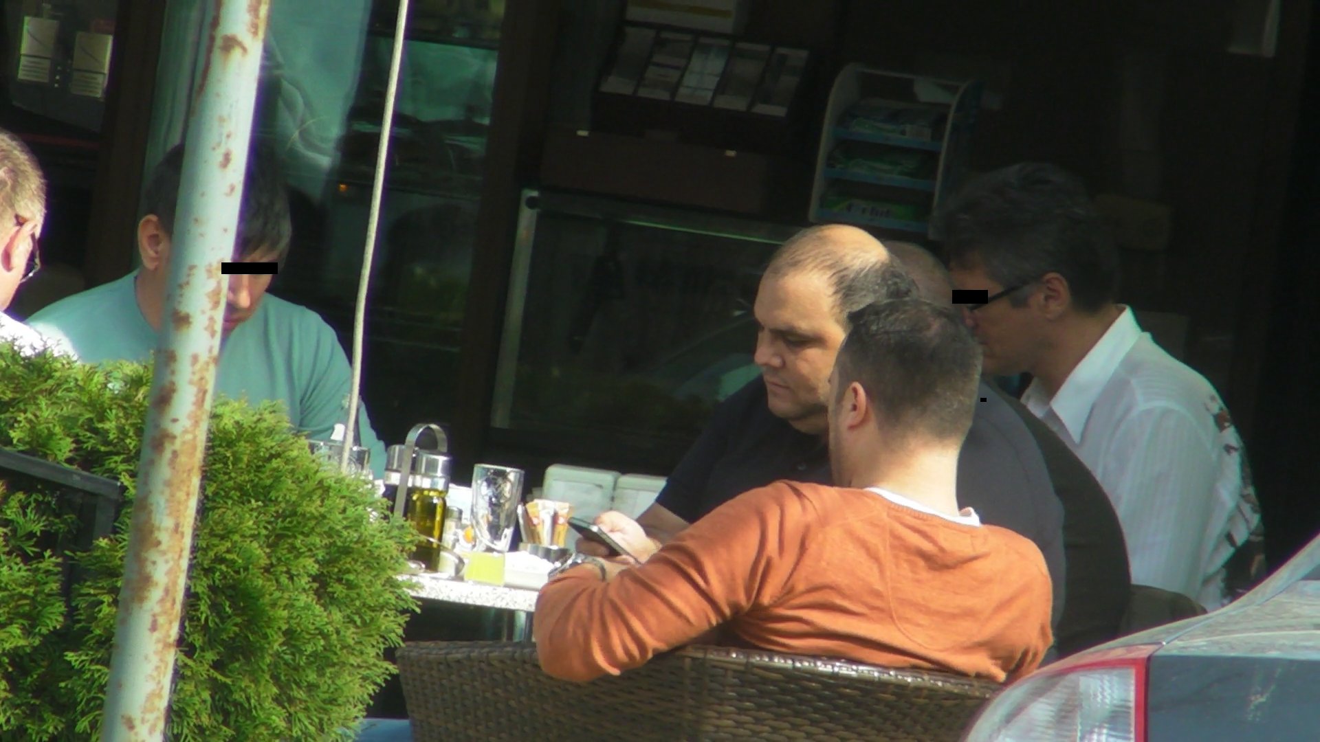 Afisand un aer plictisit, isi face de lucru cu telefonul mobil